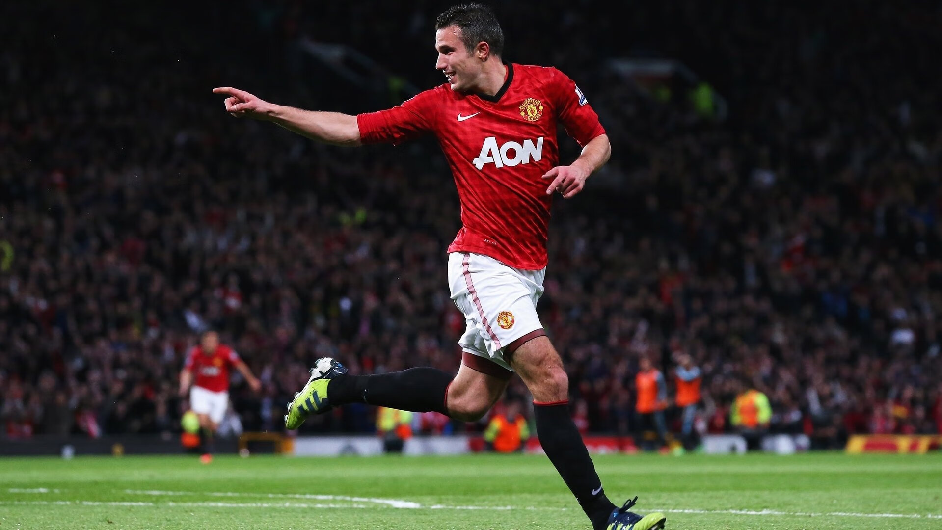 疫情后首次大规模国际足球比赛观众重返赛场，氛围火爆，因疫情影响足球比赛单场换人名额增至4人